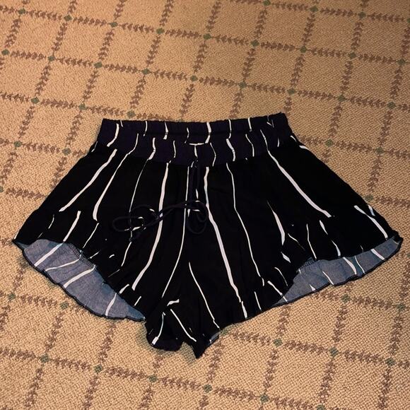 Honey Punch boho short w ruffle bottom M - Picture 1 of 4